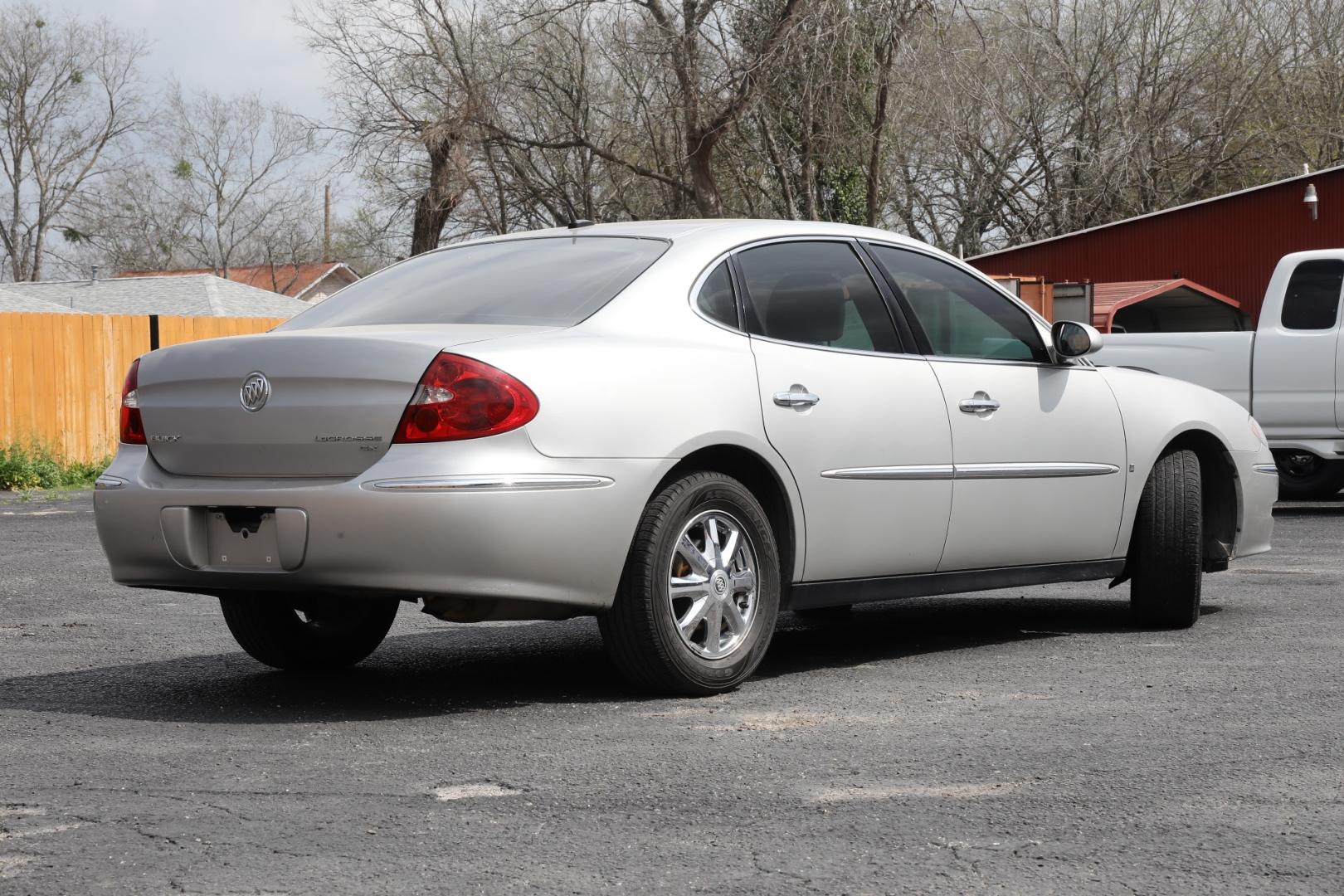 2008 SILVER BUICK LACROSSE CX (2G4WC582081) with an 3.8L V6 OHV 12V engine, 4-SPEED AUTOMATIC transmission, located at 420 E. Kingsbury St., Seguin, TX, 78155, (830) 401-0495, 29.581060, -97.961647 - Photo#4